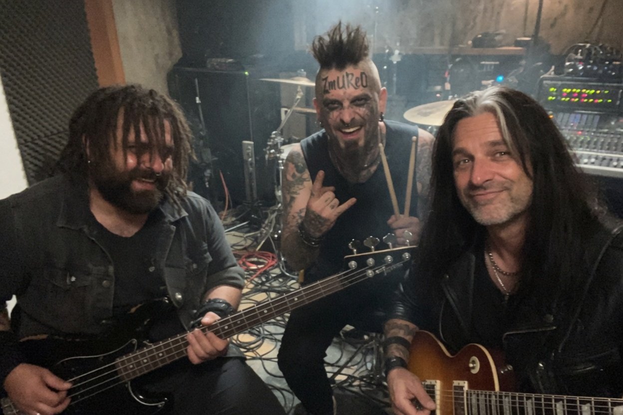Fiktionalisiertes Evil-Crow-Motiv im Proberaum